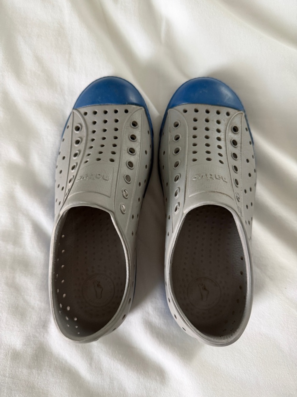 Native Kids Jefferson Slip-On Shoe in Gray with Blue Size J1 - Picture 3 of 10